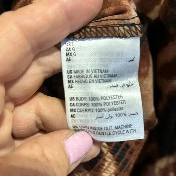 bar III Round v-cut neck, keyhole, long sleeve elastic waist back animal print - Picture 14 of 14